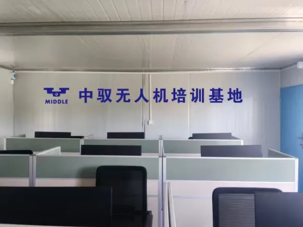 中驭无人机培训学院学员无人机起飞前检查